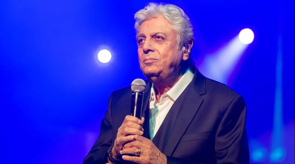 Enrico Macias, la normalisation rampante et la mémoire blessée : De Constantine à CNews, la voix qui banalise l’oubli