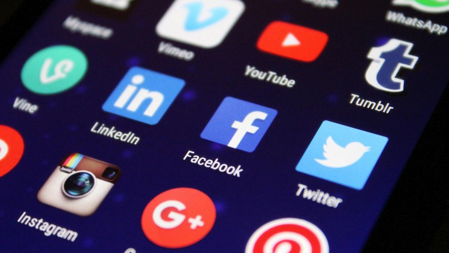 Quand l’État réunit les influenceurs : Réguler le virtuel ou l’apprivoiser ?