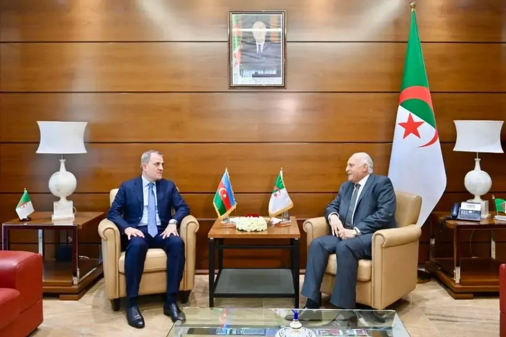 Diplomatie : Attaf reçoit son homologue azerbaïdjanais