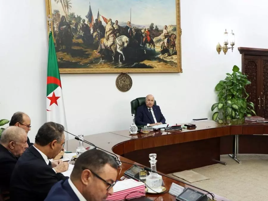 Le président de la République enjoint au ministre des Finances de préparer un projet de revalorisation du SNMG et de l’allocation chômage