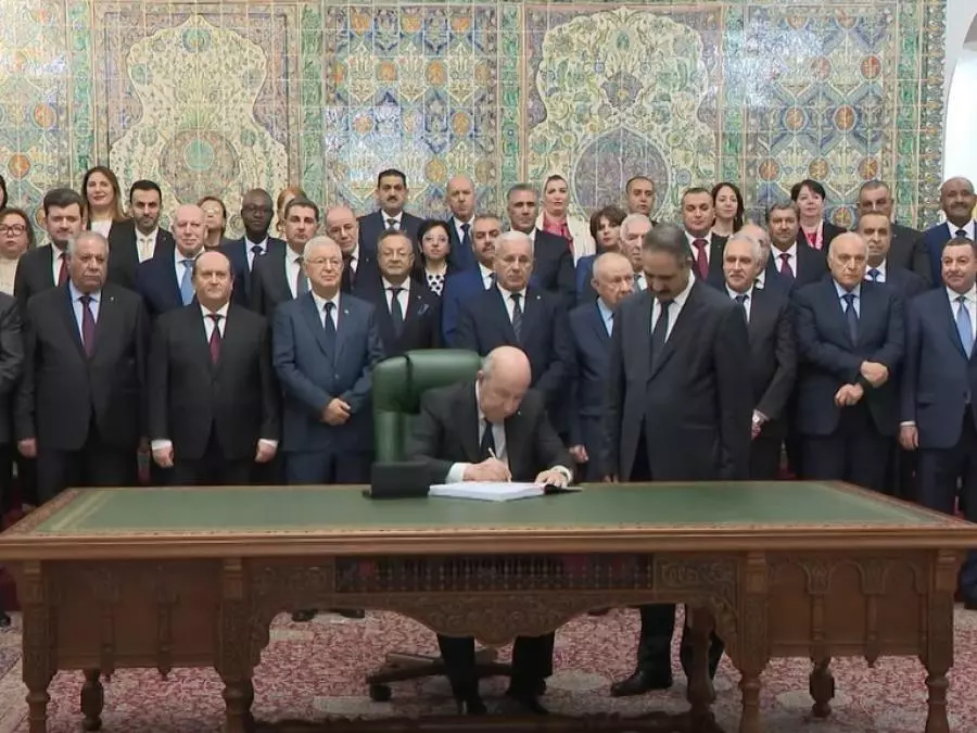 Le président de la République signe la loi de Finances 2026