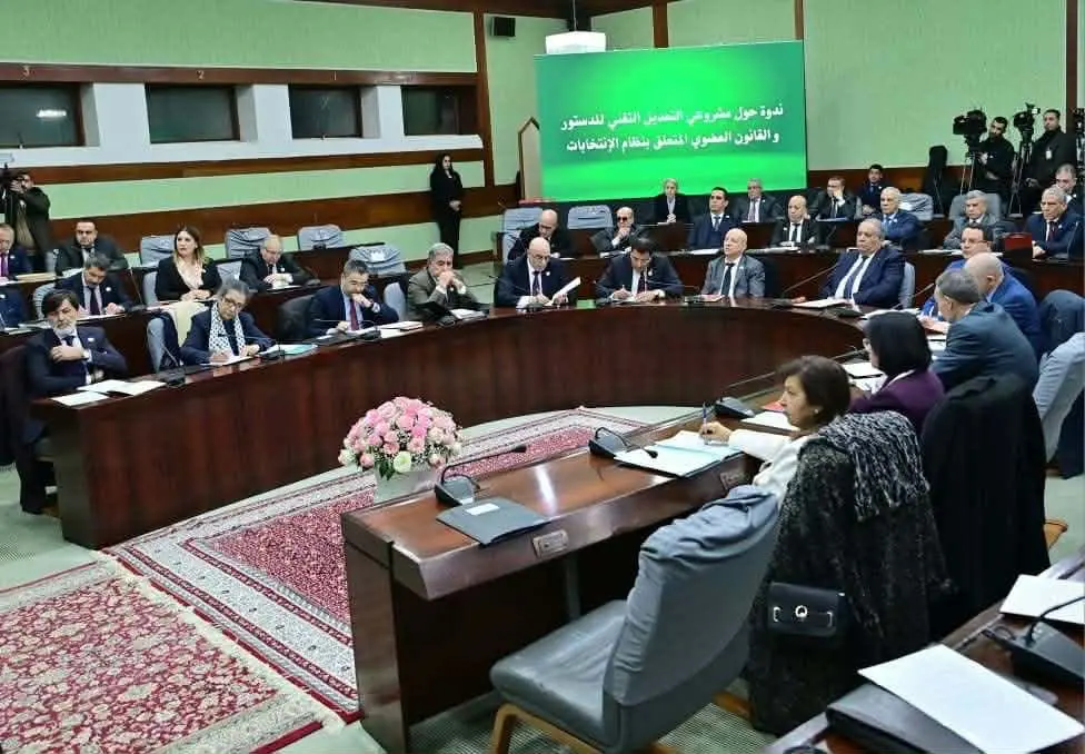Scène politique : Entre réformes et déconnexion politique