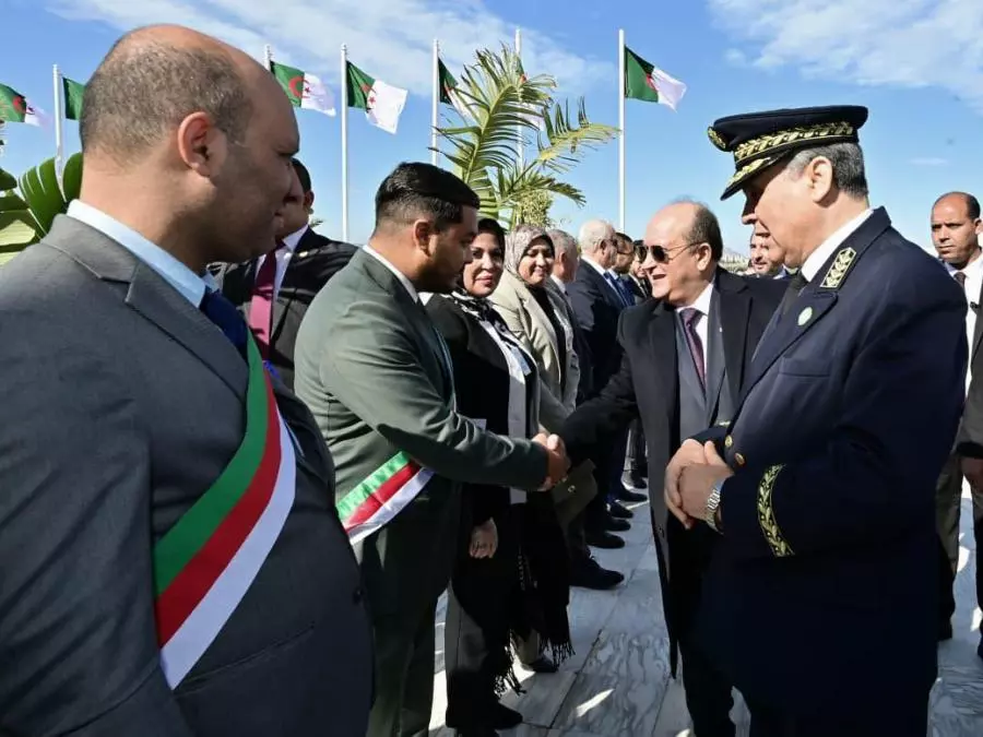 Oran: Sifi Ghrieb supervise à l’arrivée et le déchargement des premières cargaisons de minerai de fer extrait de la mine de Gara Djebilet