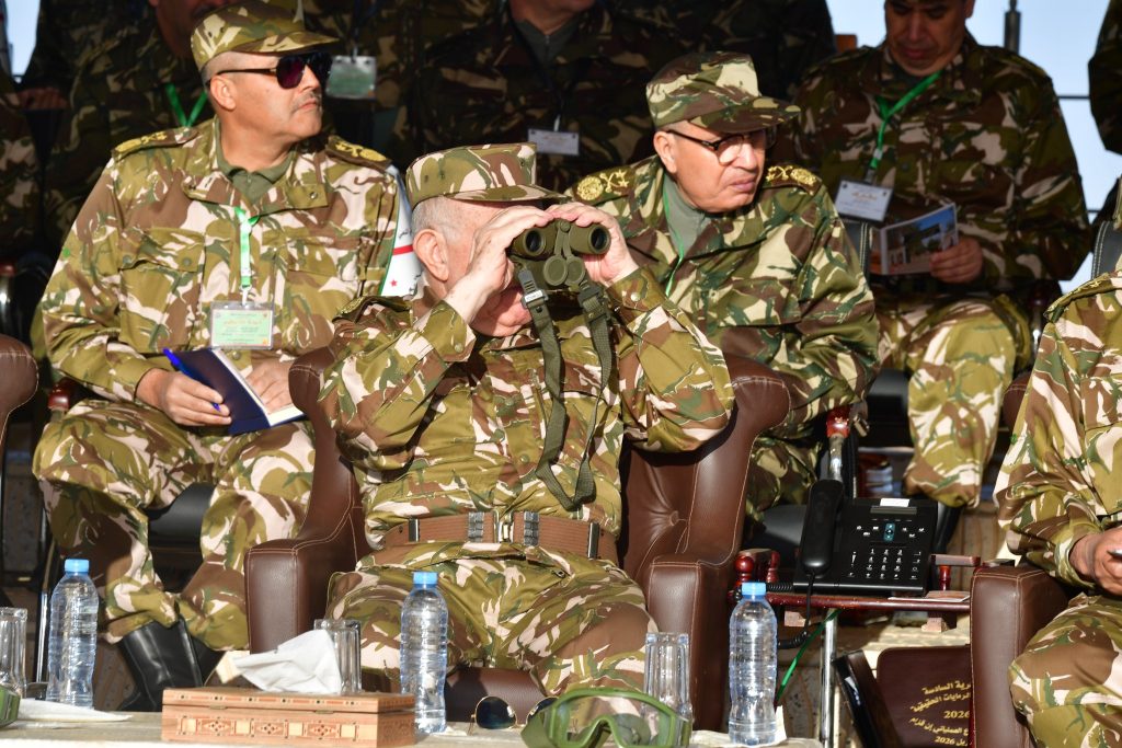 Saïd Chanegriha supervise à In Guezzam l’exécution d’un exercice tactique avec munitions réelles