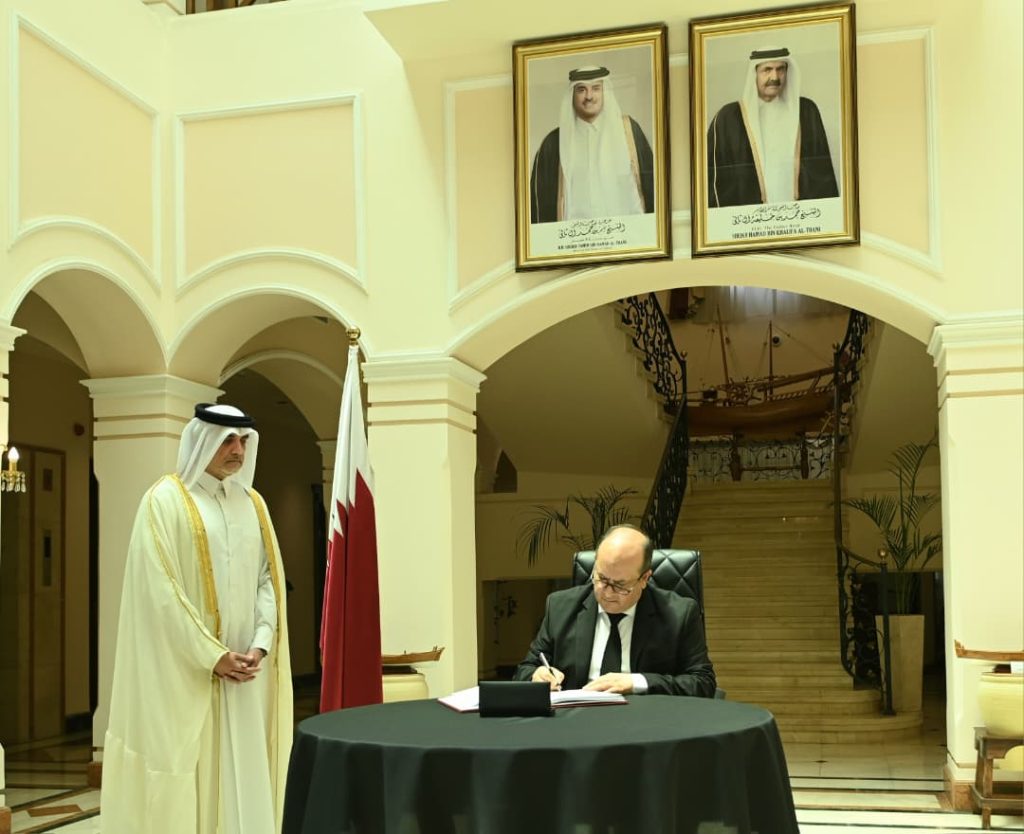 Le Premier ministre signe au siège de L’ambassade du Qatar le registre de condoléances suite au décès de l’Emir père Cheikh Hamad ben Khalifa Al-Thani