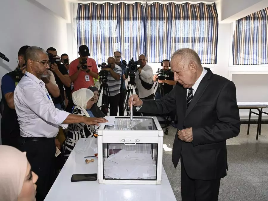 Le Général d’Armée Saïd Chanegriha accomplit son devoir électoral