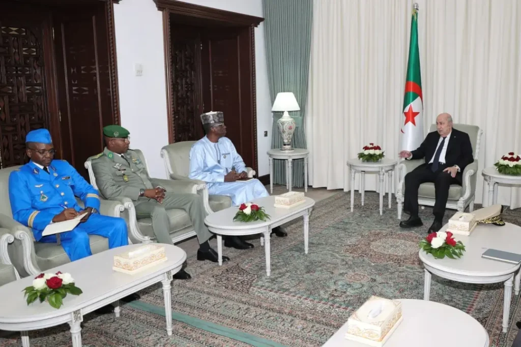Le président de la République reçoit le ministre d’Etat, ministre nigérien de la Défense